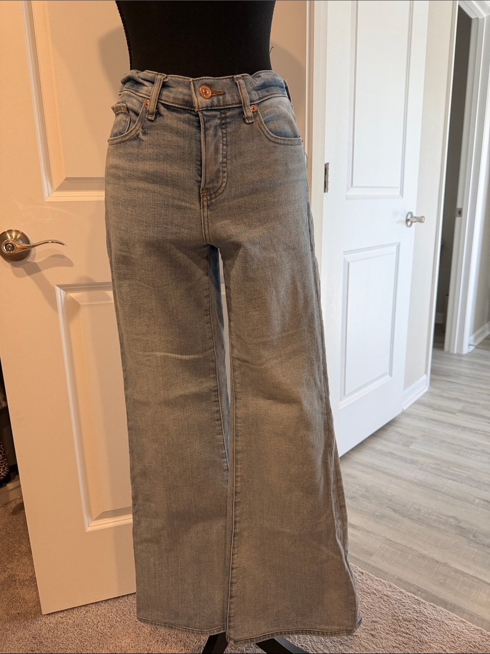 Mid-Waist Wide Leg Jeans - Light blue